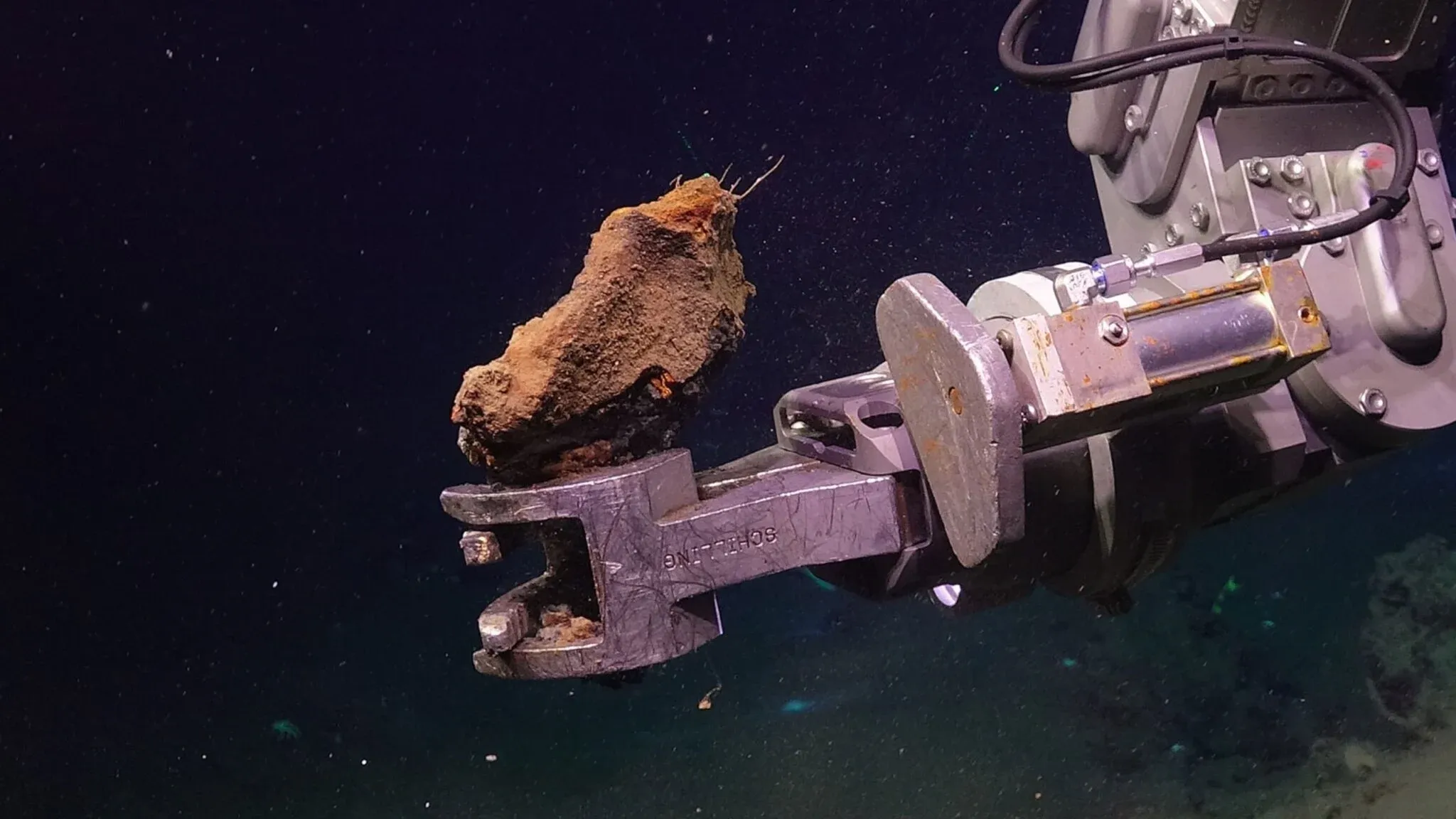 Queste rocce raccolte negli abissi marini hanno preso fuoco da sole in laboratorio: gli scienziati non se lo aspettavano