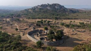 veduta aerea di una città medievale scavata in Africa