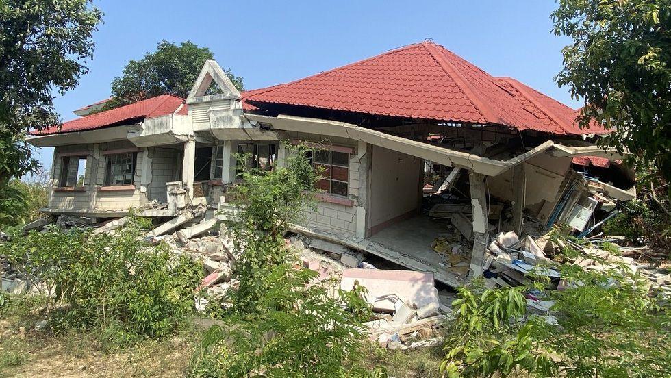 Una casa divisa a metà a causa di un terremoto