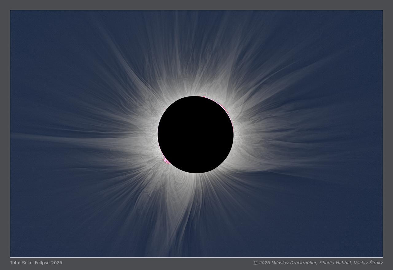 Primo piano di un’eclissi solare totale: grandi pennacchi bianchi si allungano dal Sole; questa è la corona solare.