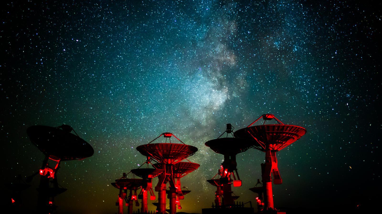 Uno strano segnale radio nelle regioni più remote della Via Lattea si comporta in modo del tutto inedito nella galassia