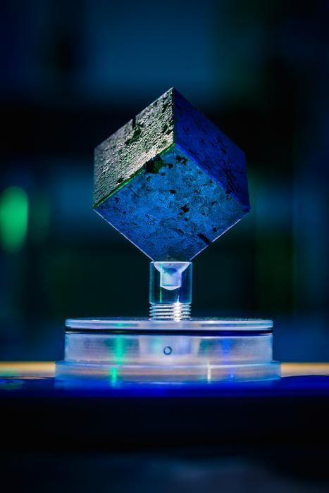 Cubo di uranio su un supporto