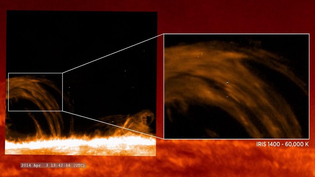 Immagini ultraviolette di un arco solare mostrano piccoli e luminosi getti di plasma su uno sfondo scuro.
