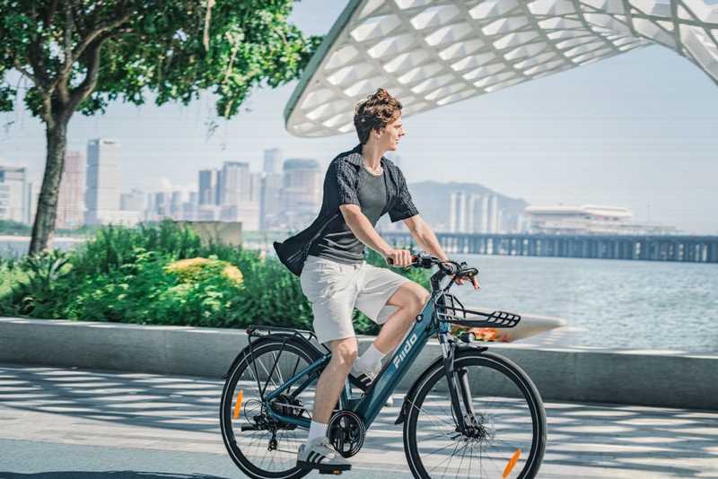 Bici elettrica leggera: la fisica della maneggevolezza, dalla pedalata alle soste