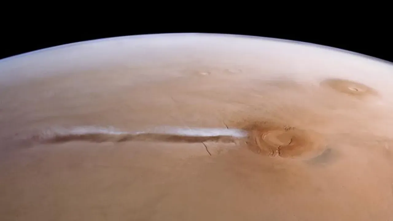 Su Marte compare ogni giorno una nube lunga 1.600 chilometri: obbedisce a una fisica mai vista sulla Terra