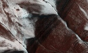 I solchi di Marte sembrano scavati dall’acqua, ma gli scienziati sospettano un’altra origine