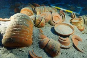 Riemerso dopo 2.100 anni: il carico di ceramiche di lusso intatto nel Mediterraneo