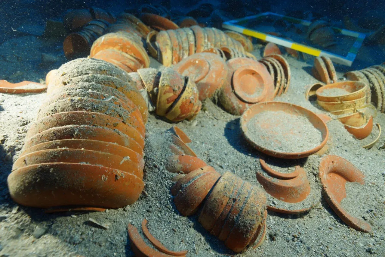 Riemerso dopo 2.100 anni: il carico di ceramiche di lusso intatto nel Mediterraneo