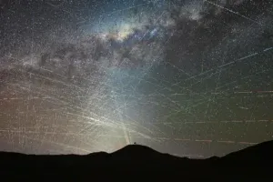 I satelliti delle megacostellazioni sono troppo luminosi: così stanno rovinando il cielo notturno