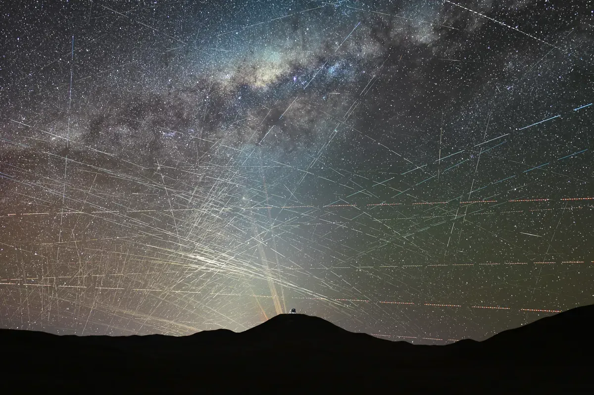 I satelliti delle megacostellazioni sono troppo luminosi: così stanno rovinando il cielo notturno
